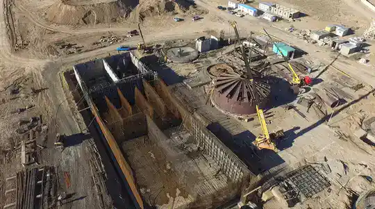 Crane and excavation machinery operating around aeration tanks – Zarnam site overview